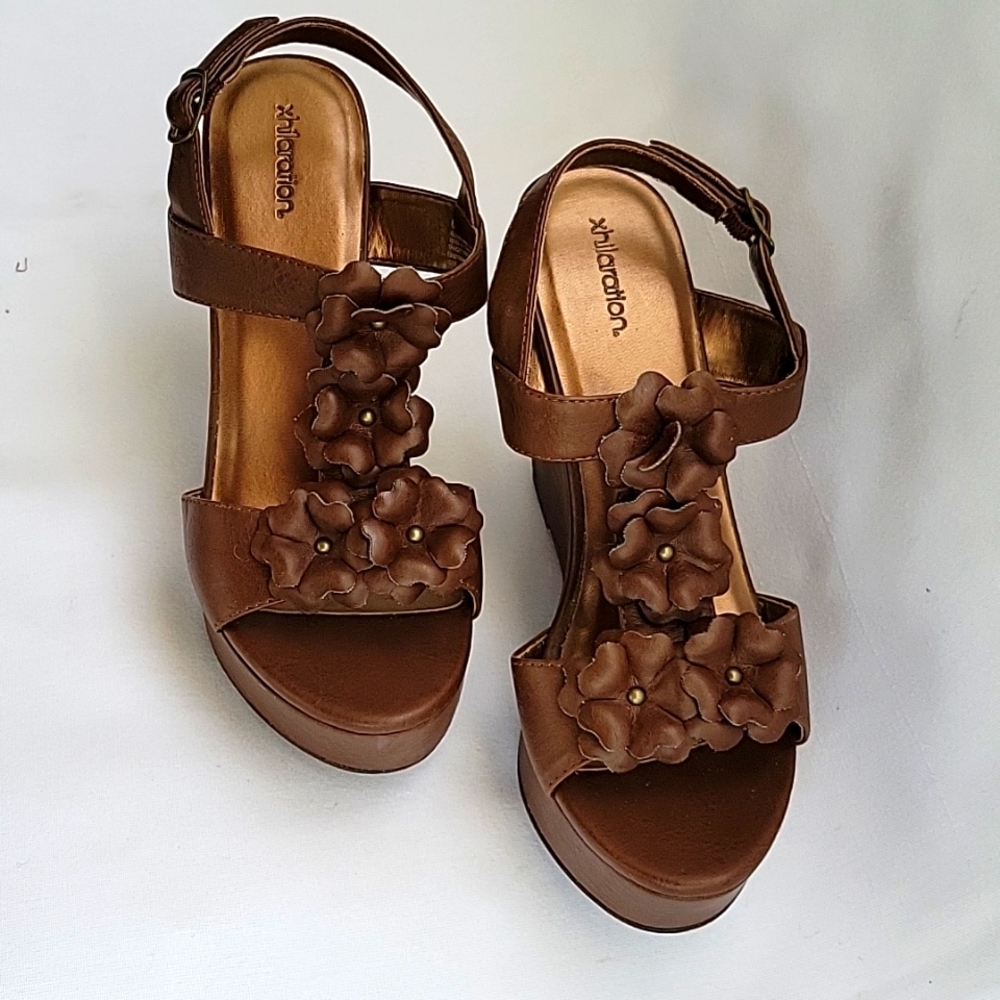 Cute Wegde Sandals with flower details- Size 6.5 - Brown